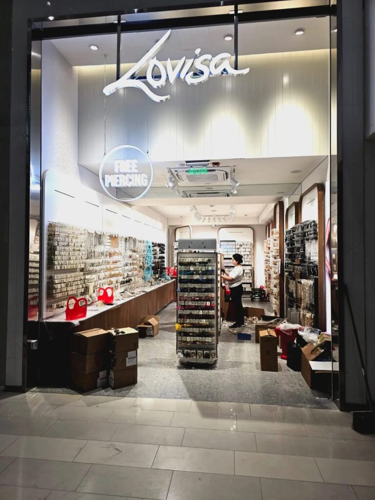 letras de acrílico , bañadas en resina epocxica con iluminación